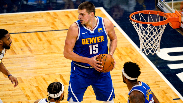 NBA季后赛丹佛掘金队核心约基奇持球组织进攻